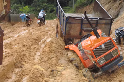 Các phương tiện vào Đưng K'Nớ đều bị mắc lầy dọc đường.
