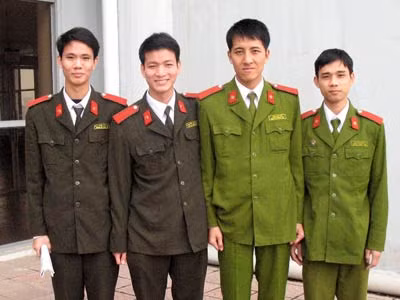 Hai nhóm tác giả của hai công trình đoạt giải ba.