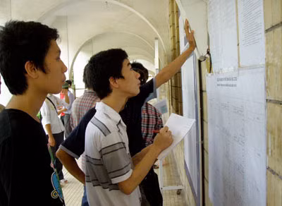 Các thí sinh tra cứu điểm thi Đại học.