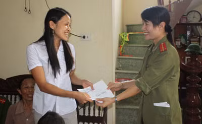 Đại diện chi hội Phòng Công tác chính trị Nghệ An trao quà cho một gia đình có người thân công tác ở Trường Sa.