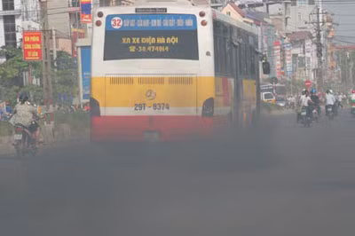 Xe buýt nhả khói mù đường.