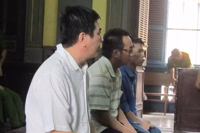 Huynh (giữa) và 2 đồng phạm tại tòa.