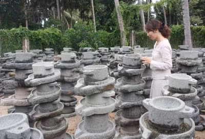 Chị Minh Hiếu trong khu vườn độc đáo giàu triết lý nhân văn của mình.
