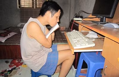 Anh Đức dùng môi đọc chữ.