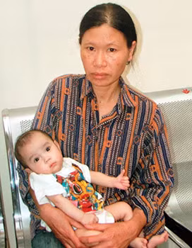 Đối tượng Ngô Thị Quý và đứa trẻ bị bắt cóc.