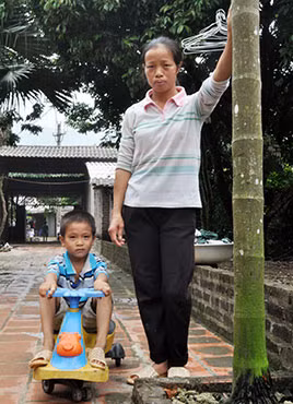 Chị Hằng cùng con trai.