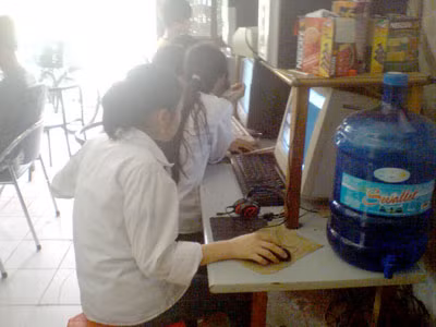 Nhiều học sinh "cày game" tại quán Internet của thầy Khoa (Ảnh chụp ngày 31/5/2010).
