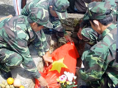 An táng hài cốt liệt sĩ Tiểu đoàn 10 tại Nghĩa trang liệt sĩ Bắc Trà My, Quảng Nam.