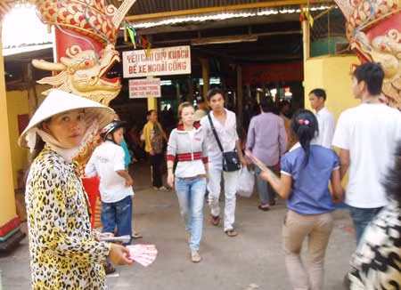 Nhức nhối nạn “buôn thần bán thánh” ảnh 1