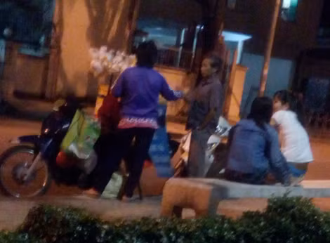 Những người bán hàng rong cũng tranh thủ ghé "chợ tình" tìm bạn.