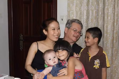 Kenn Smith, 3 đứa con và Nhung - người vợ mới.