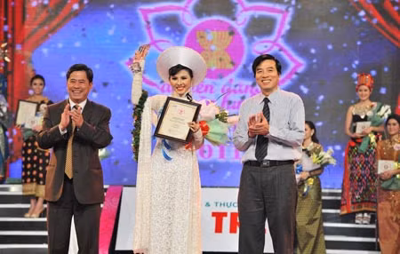 Nữ diễn viên Vân Trang vinh dự nhận 3 giải thưởng tại Duyên dáng truyền hình ASEAN 2011.
