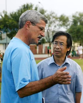 Ông Nguyễn Lân Trung (phải) là quan chức VFF thân thiết nhất với HLV Calisto. Ảnh: Quang Minh.