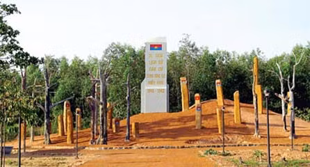 Đài tưởng niệm di tích lịch sử căn cứ Trung ương Cục miền Nam 1961-1962.