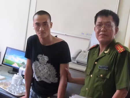Dẫn giải đối tượng trong vụ bắn chết người ở Xã Đàn.