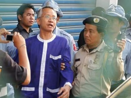 Somkwamkid, một lãnh đạo phe Áo Vàng Thái Lan, trên đường bị áp giải đến Tòa án thành phố Phnom penh ngày 12/1/2011.