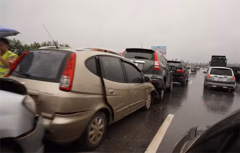 CSGT xử lý vụ tai nạn và phân luồng giao thông.