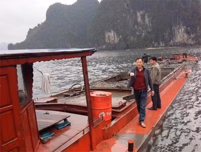 Quảng Ninh: Phát hiện, xử lý 2 vụ tập kết thực phẩm và đổ thải trái phép ảnh 1