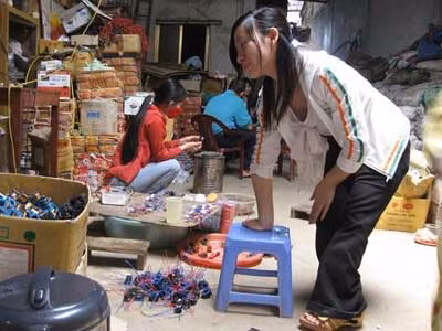 Duyên đang làm việc tại một cơ sở điện thủ công ở Cầu Diễn (Từ Liêm, Hà Nội), quyết đứng vững trên đôi chân mình.
