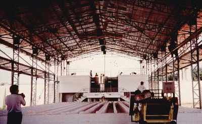 Một nhà kho của Công ty Epco đang trong quá trình xây dựng (tháng 6/1995).