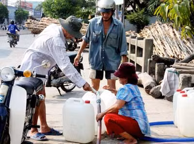 Cảnh mua bán nước trong mùa nắng gắt.