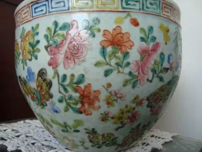 Chậu đá cá lia thia này được đấu giá với giá khởi điềm là 14 triệu đồng.