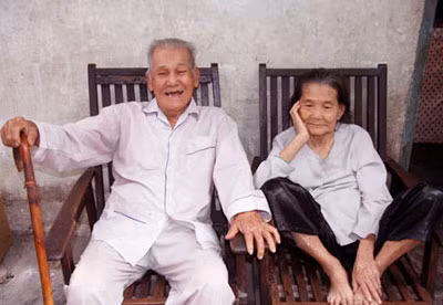 Tỉ phú thèm thịt kho Nguyễn Văn Hết và vợ.