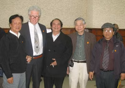 Từ trái qua: các nhà văn Tô Nhuận Vỹ; Kevin Bowen; Nguyễn Trọng Tạo; Nguyễn Bá Chung và Trần Đăng Khoa tại Hòa Bình.