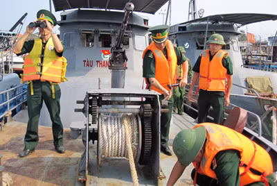 Các chiến sĩ của Hải đội 2 đang kiểm tra máy móc, thiết bị trên tàu định kỳ, sẵn sàng để bảo vệ vùng biển.