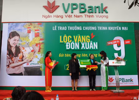 Trao giải thưởng trị giá 20 lượng vàng SJC cho bà Nguyễn Thị Dung, khách hàng may mắn trúng giải đặc biệt.
