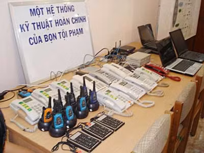 Khi bị bắt, nhiều đối tượng trong tổ chức tội phạm công nghệ cao vẫn còn đang cởi trần xem bóng đá.