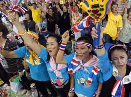Lính Campuchia đứng gác trước Đền Preah Vihear. Phe Áo Vàng biểu tình gần trụ sở Chính phủ Thái Lan ở Bangkok.
