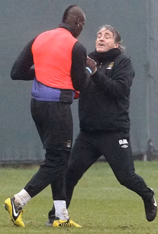 Balotelli xô xát với HLV Mancini ở Man City.
