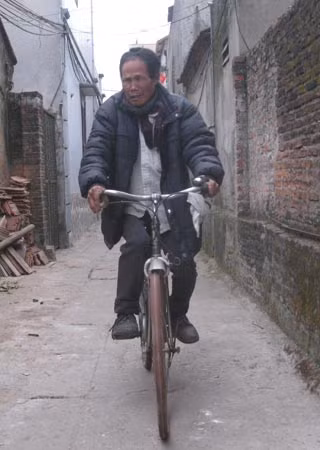 Ông Sơn mù khoe tài đi xe đạp.
