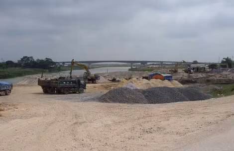 Hiểm họa từ những bãi tập kết cát tại bến phà Đông Xuyên, Bắc Ninh ảnh 1