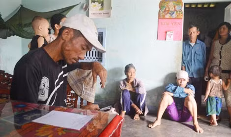 Ông Trần Văn Hiệp cha của cháu Vy rất ân hận về sự thiếu quan tâm, giáo dục của gia đình.