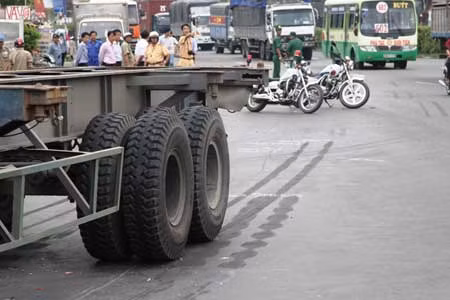 TPHCM: Bị container cuốn vào gầm, cả gia đình 4 người thương vong ảnh 3