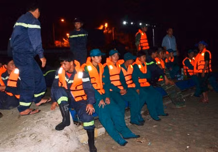 Xuyên đêm tìm kiếm hoàn tất 7 thi thể học sinh ảnh 2