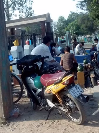 Người, xe đứng ngồi tấp nập trên những nấm mộ xem câu cá.