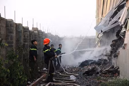Cháy rụi kho hàng lúc nửa đêm ảnh 1