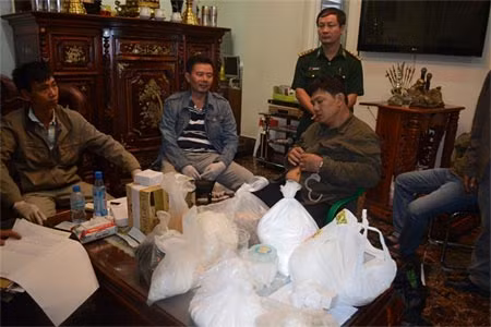 Nguyễn Phi Tiến (phải) cùng số ma túy lớn bị thu giữ.
