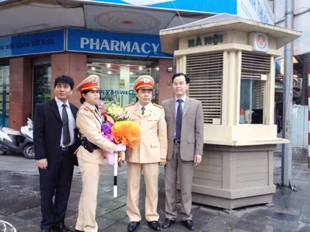 Lãnh đạo ngân hàng VP Bank cùng Phó phòng CSGT Hà Nội tặng hoa cho nữ CSGT tại chốt Tràng Tiền-Hàng Khay.