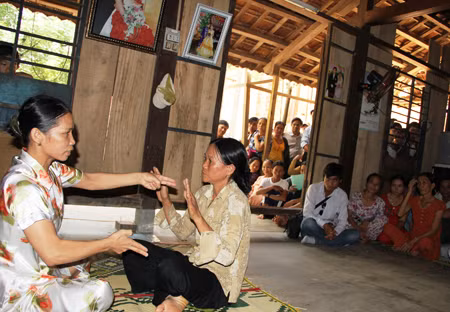 Cô đồng chữa bệnh bằng… tát ảnh 1