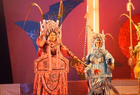 Cô đào Mộng Lành (bên trái) trong một vai diễn.