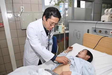 Bác sĩ Nguyễn Kim Sơn đang theo dõi bệnh nhân ngộ độc thức ăn.