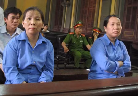 Hai bị cáo trong giờ nghị án.