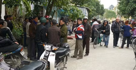 Người dân tụ tập trước ngôi nhà xảy ra vụ án.