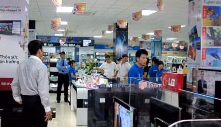 Nếu mua nhầm tivi đời cũ, người dân sẽ phải mất thêm một khoản tiền lớn để mua thiết bị giải mã khi chuyển sang truyền hình.