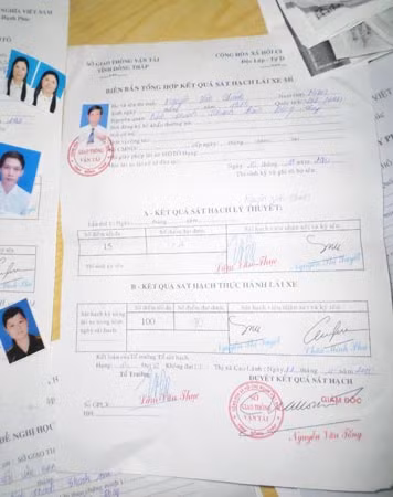 Hồ sơ giấy phép lái xe bị làm giả được lực lượng thu giữ.
