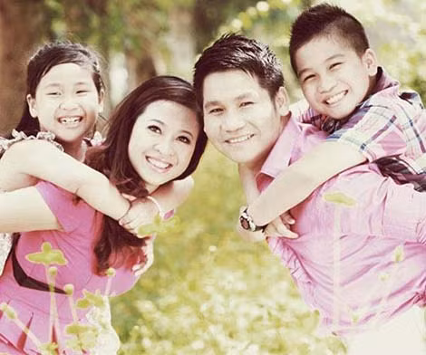 Gia đình ca sĩ Trọng Tấn.